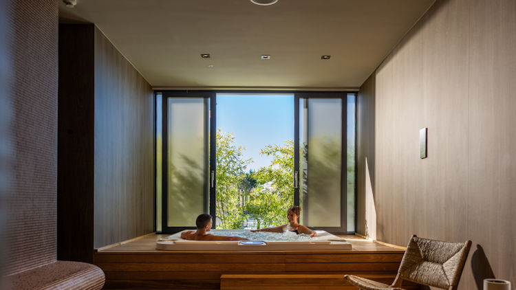 Molum Hotel & Residences hot tub